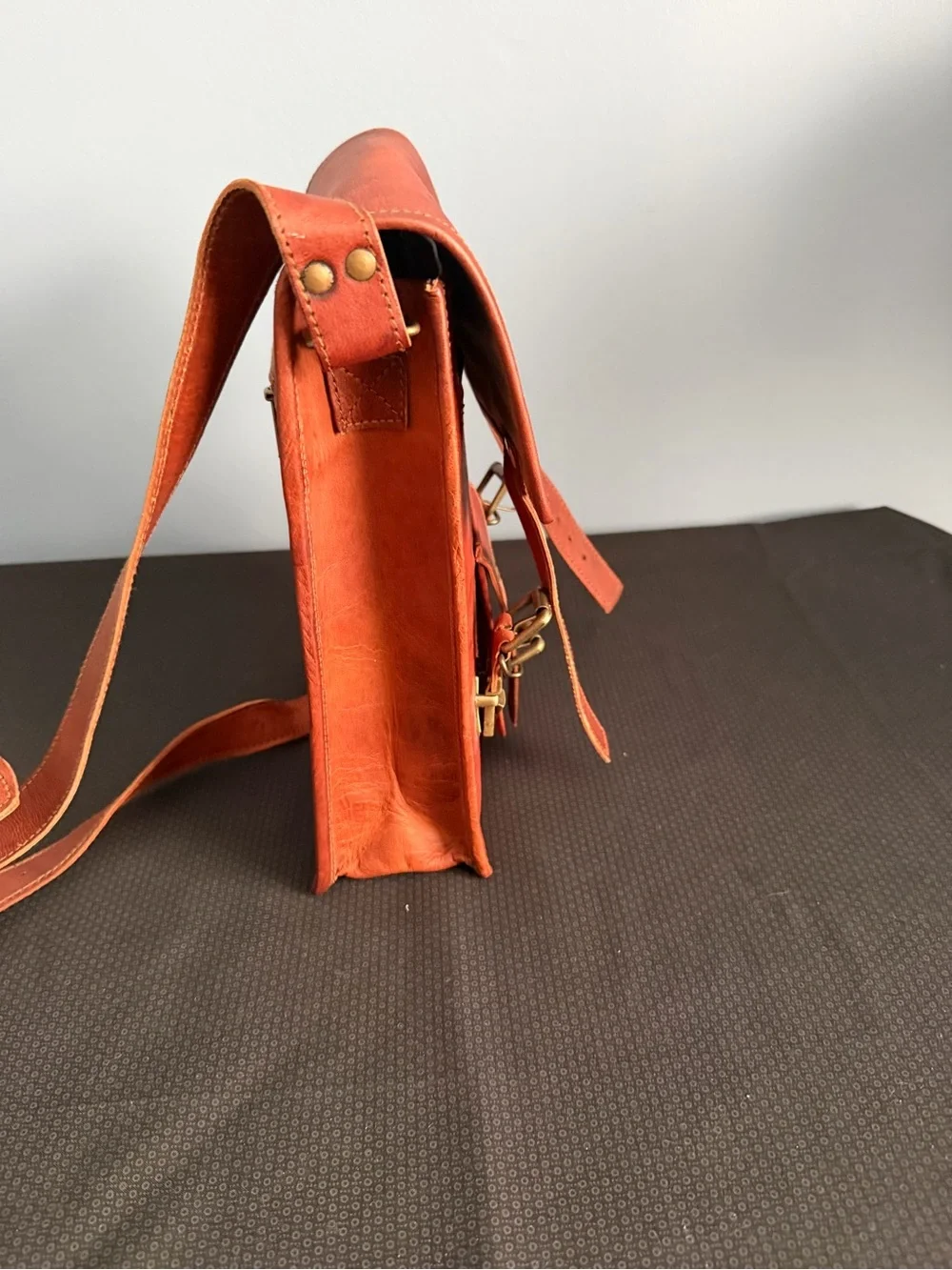 KOMALS Passion Leather Men’s Crossbody Messenger Bag in Tan Leather